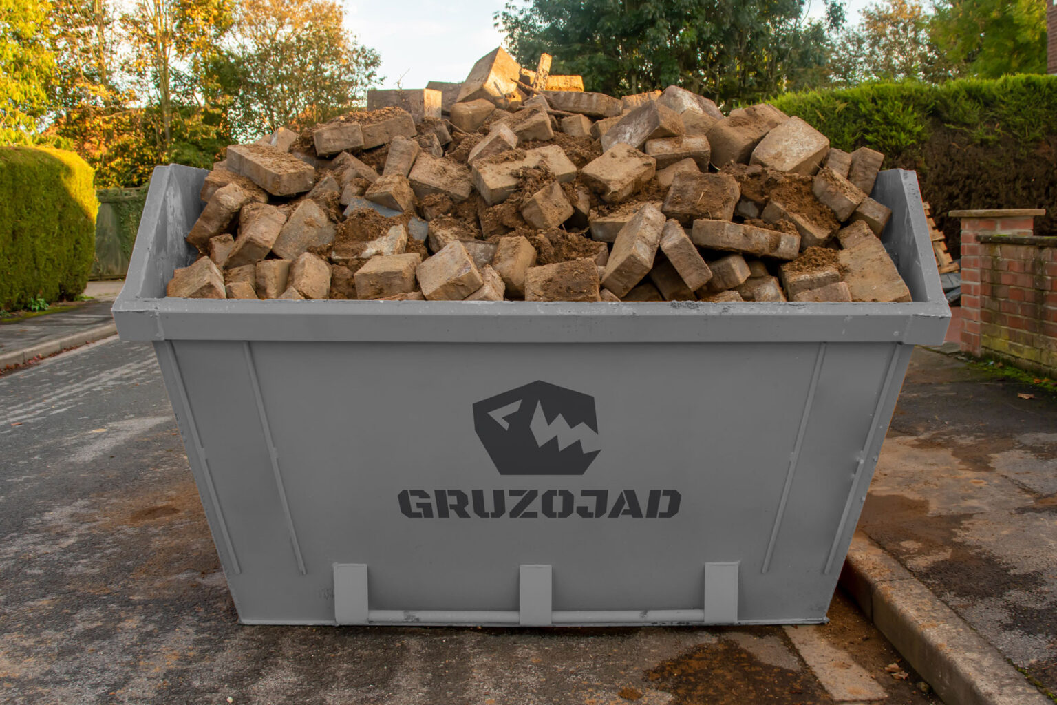 kontener gruzojad z gruzem w środku