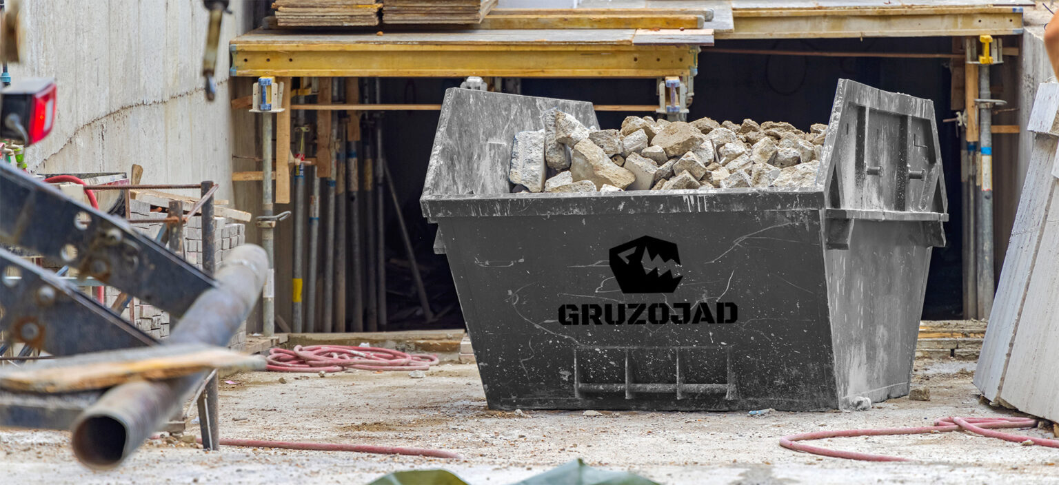 kontener z logo gruzojada na terenie budowy